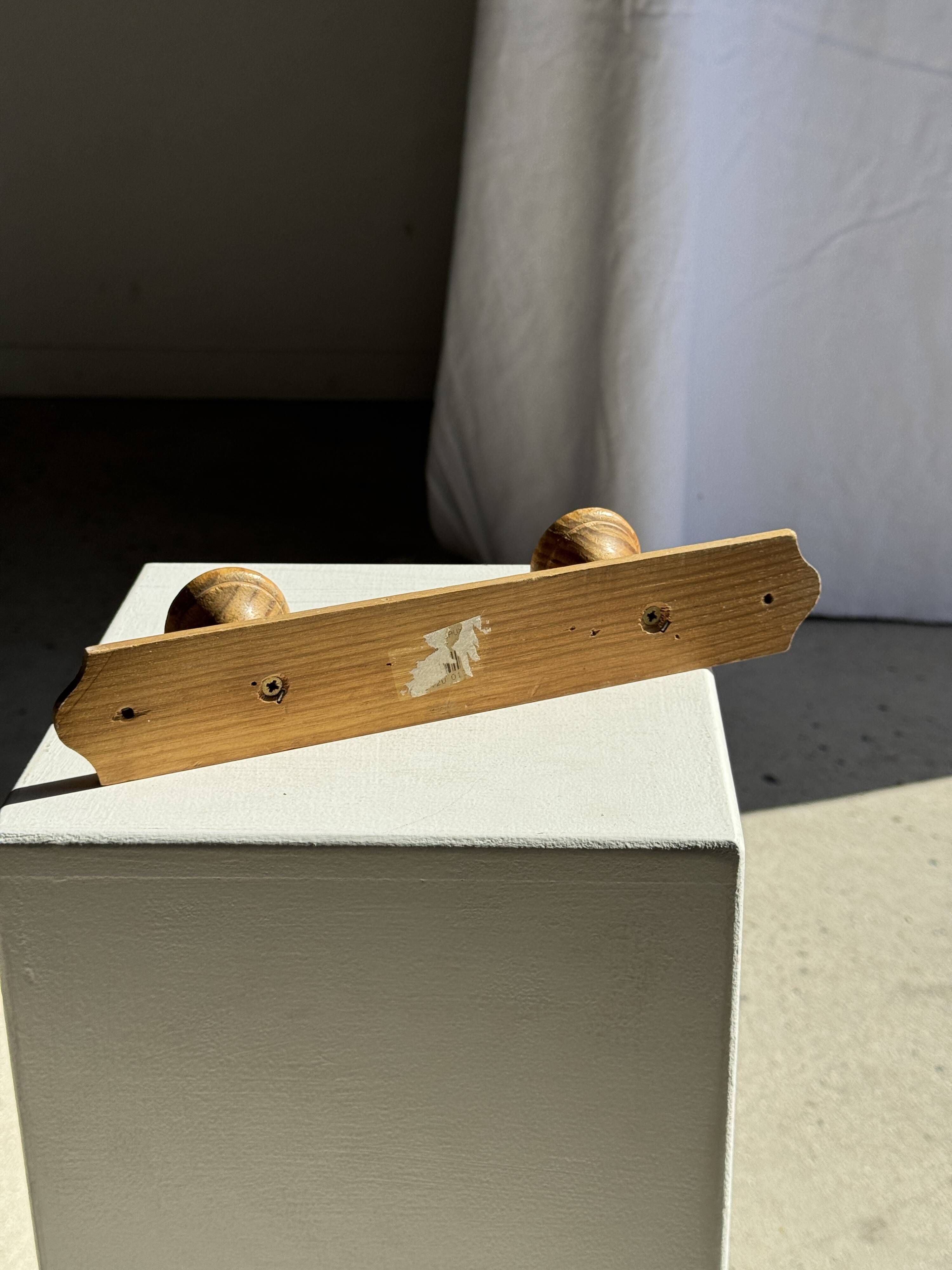 Small coat hook with two round button hooks in pine H5