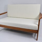 Canapé des années 60, en teck et bouclé blanc.