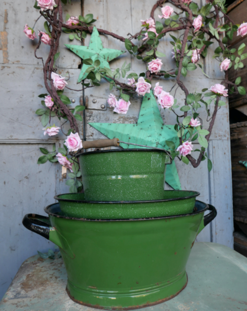 Lot of 3 pieces enamelled basins and bucket