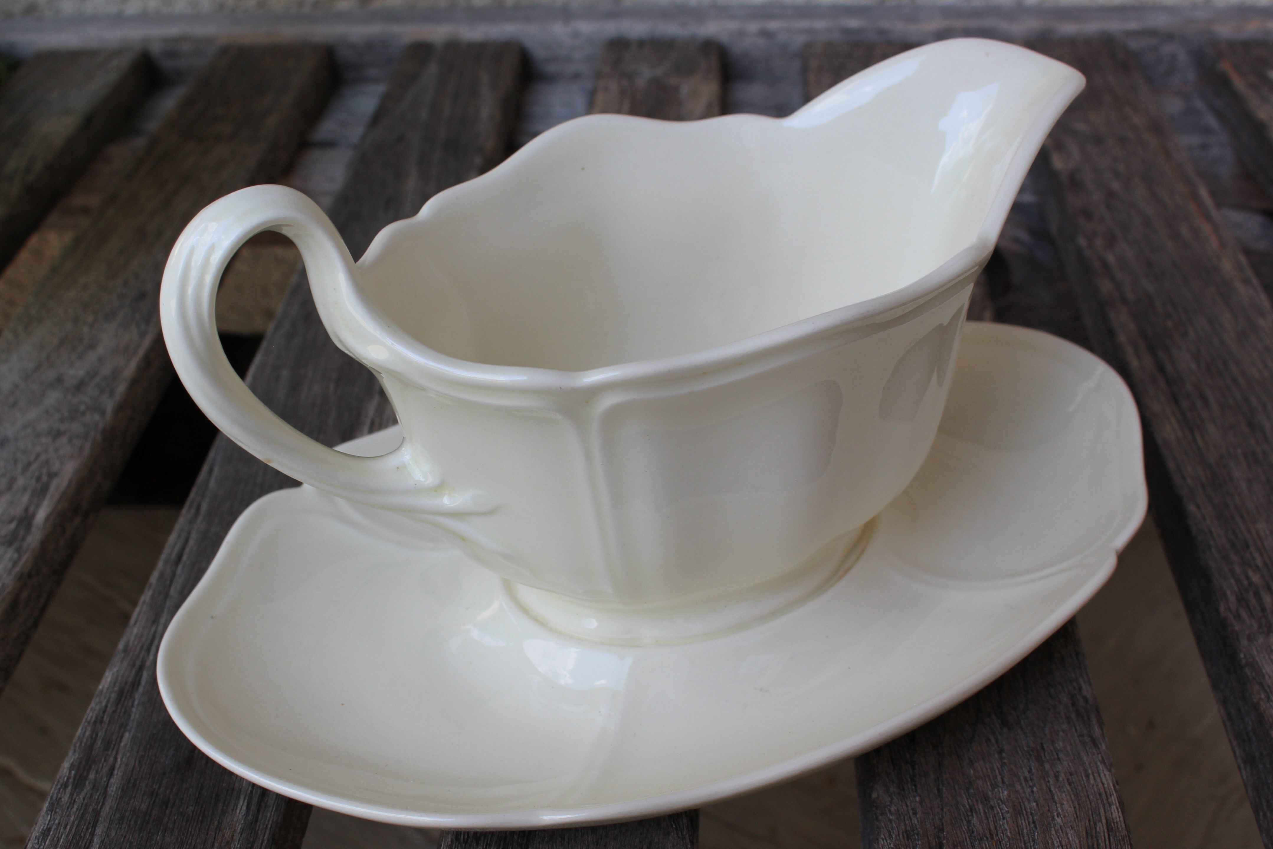 Old English porcelain saucière "Wedgwood"