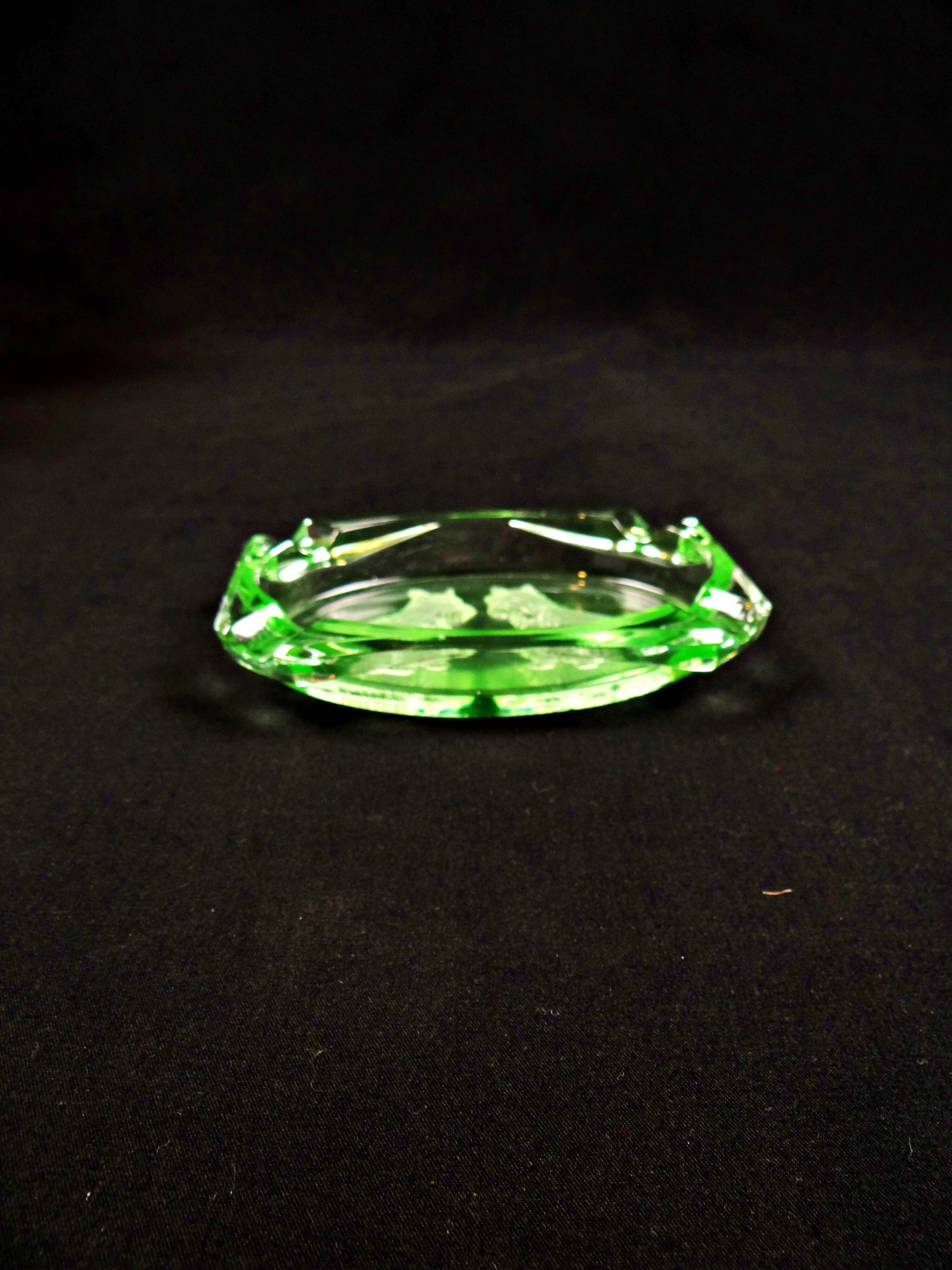 Cendrier style Art Déco en ouraline en verre gravé chiens Scottish Terrier