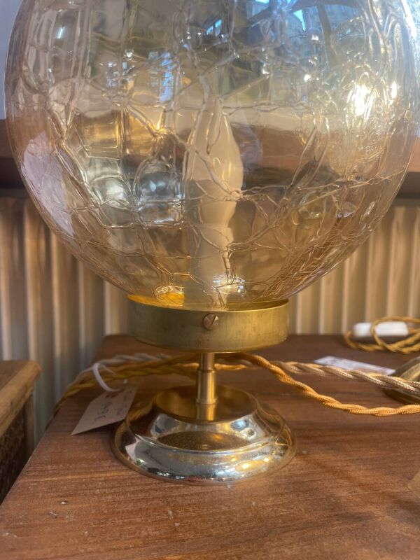 Lampe globe rond craquelé ambré et métal doré