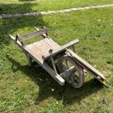 Brouette en bois ancienne