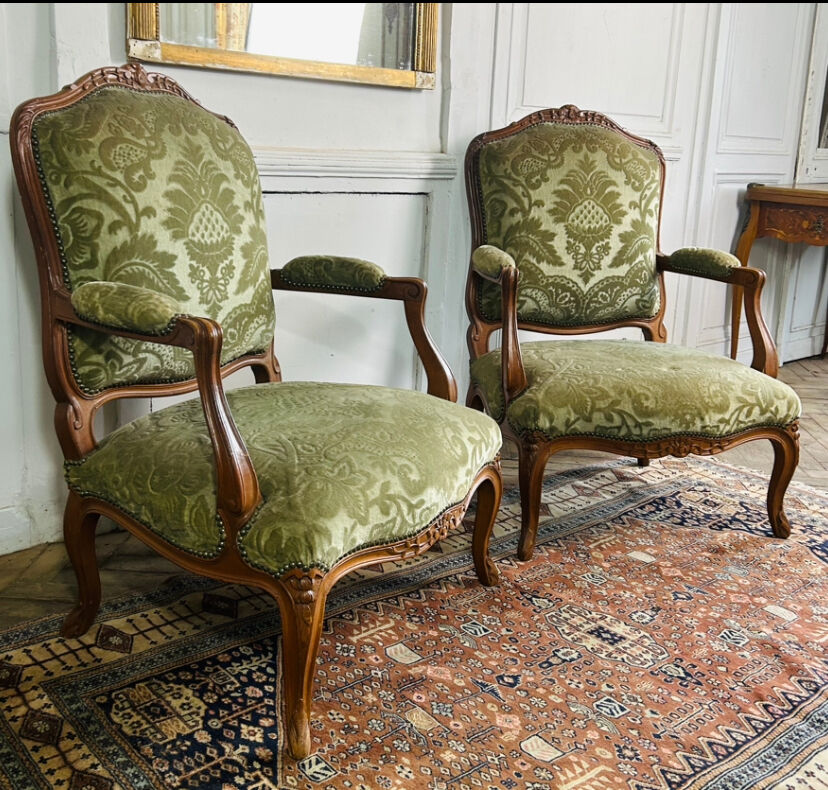 Paire de fauteuils à la reine cabriolet en velours vert style Louis XV - 19eme siècle France