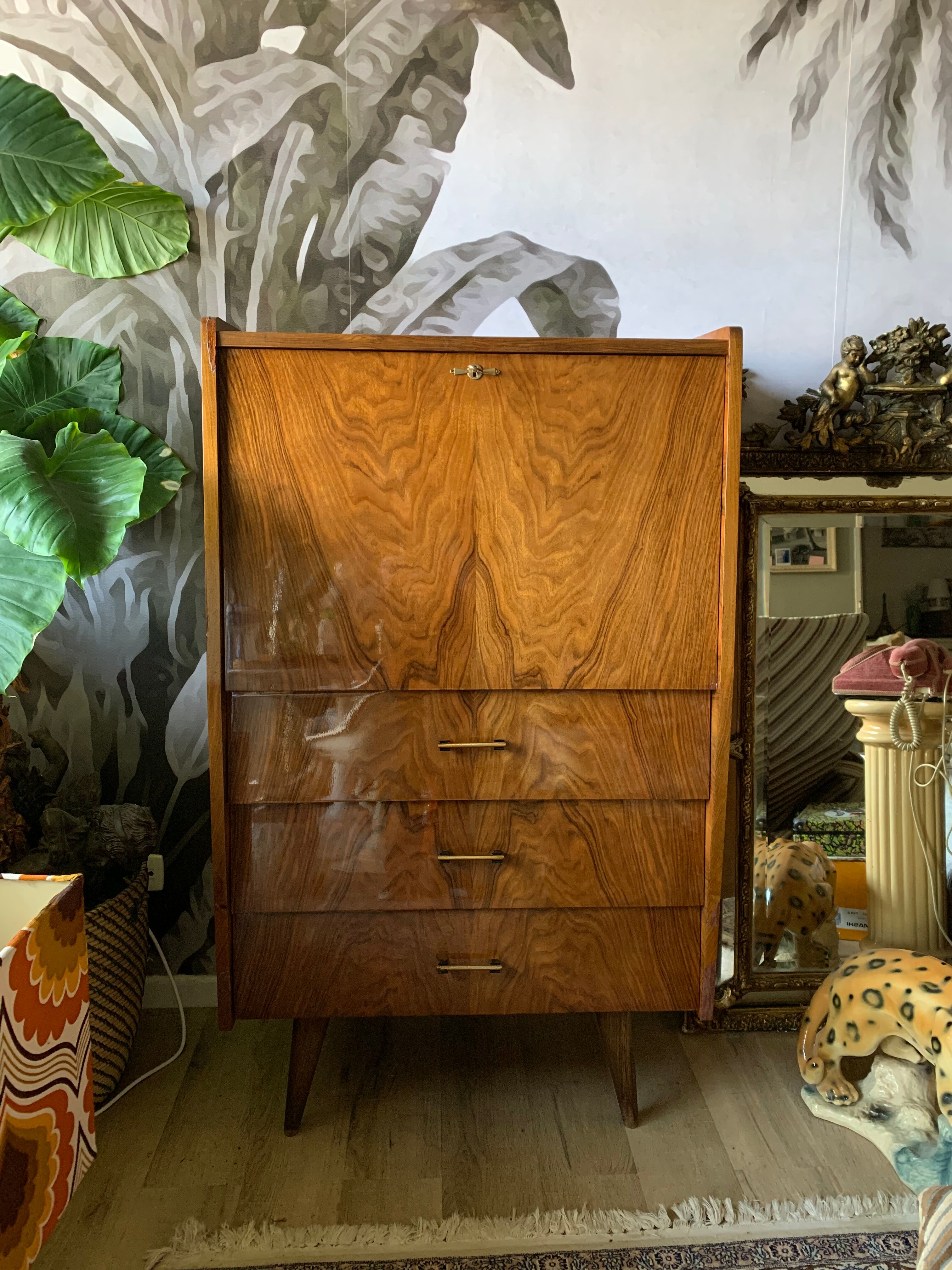 Secretary 70 feet compass