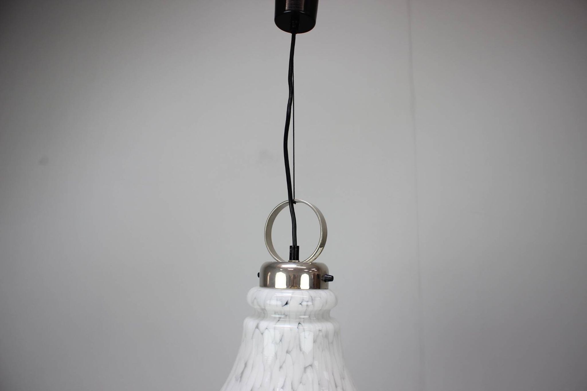 Lampe suspendue en verre en forme de cloche réglable des années 1970 en Tchécoslovaquie.
