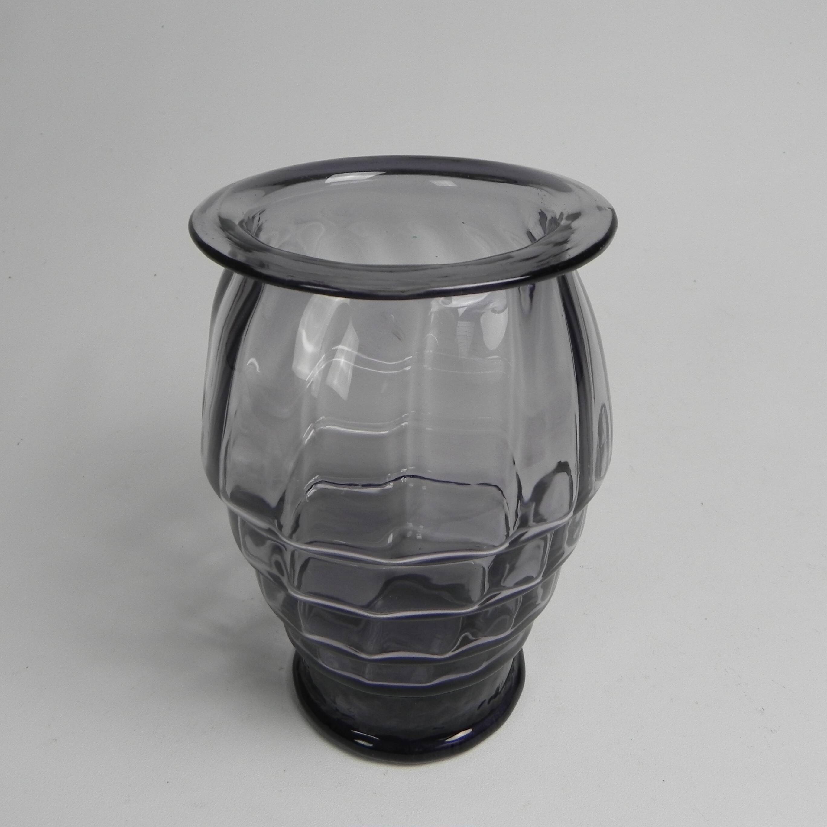 Art Deco vase with twisted vertical bands, Doyen style, 1930s.