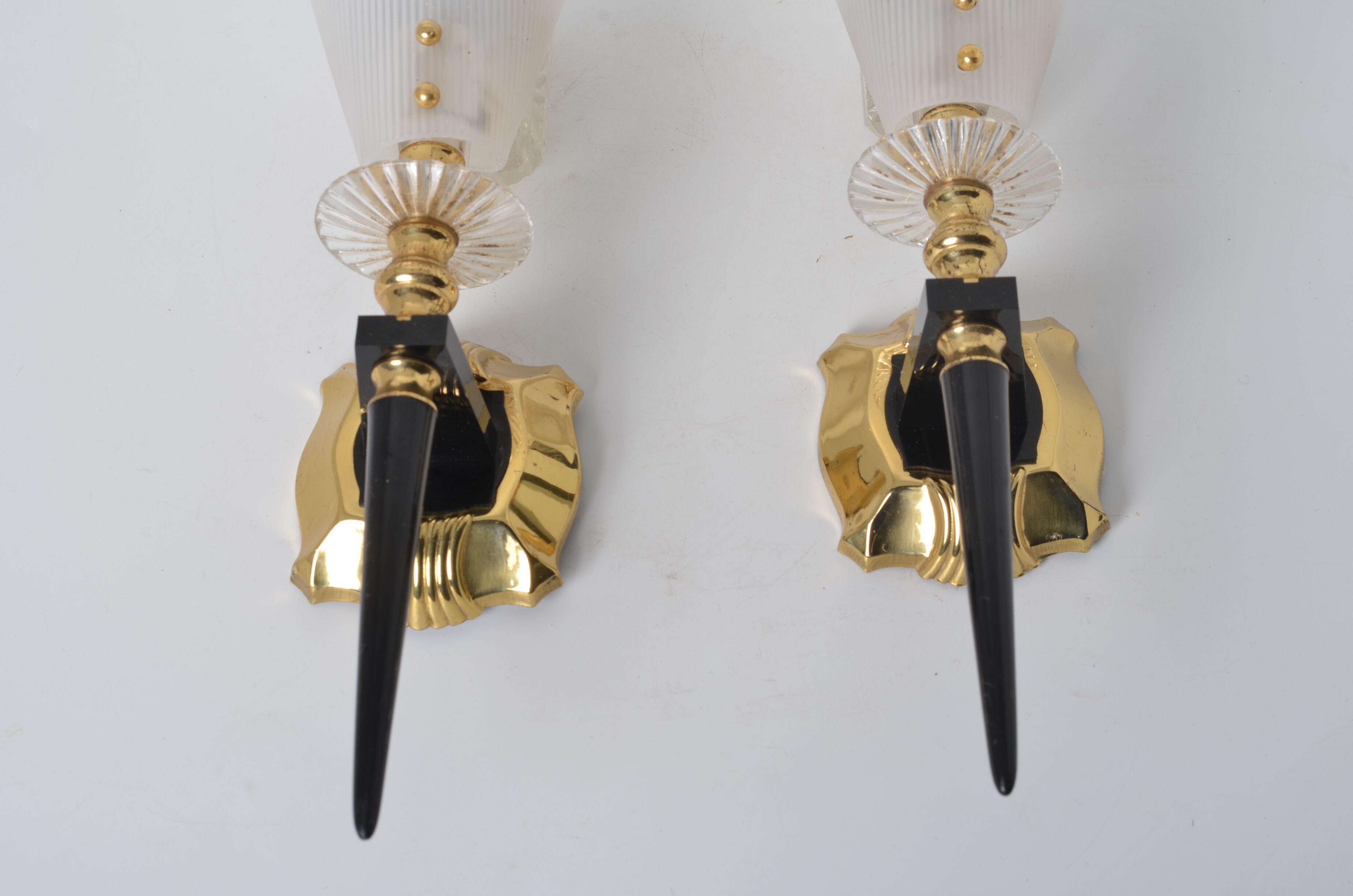 White wall lamp horn shape