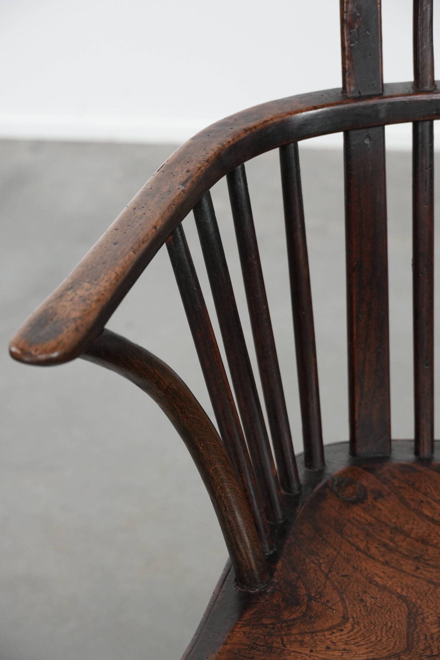 Antique English Windsor chair from the 18th century with spindled backrest