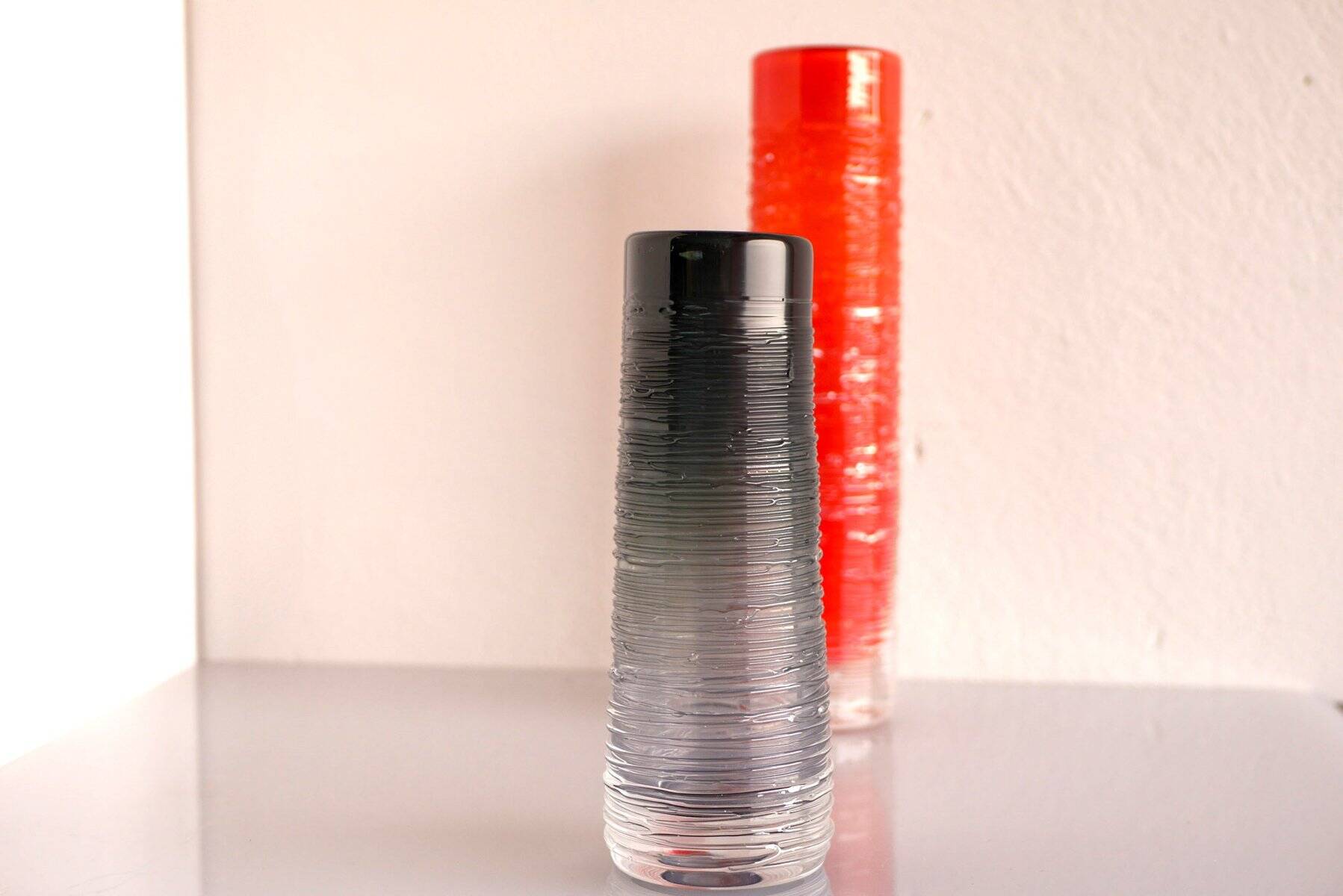 Vase en verre cristal art scandinave moderne du milieu du siècle en couleur gris fumé par Edenfalk, Skruf, Suède.