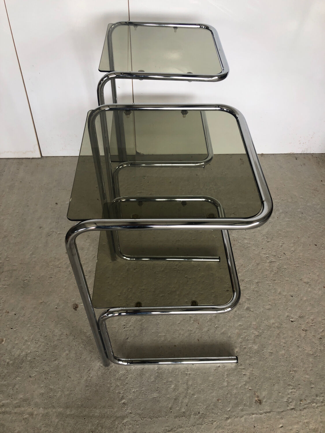 2 tables d’appoint / de chevet en métal chromé plateau en verre fumé Vintage