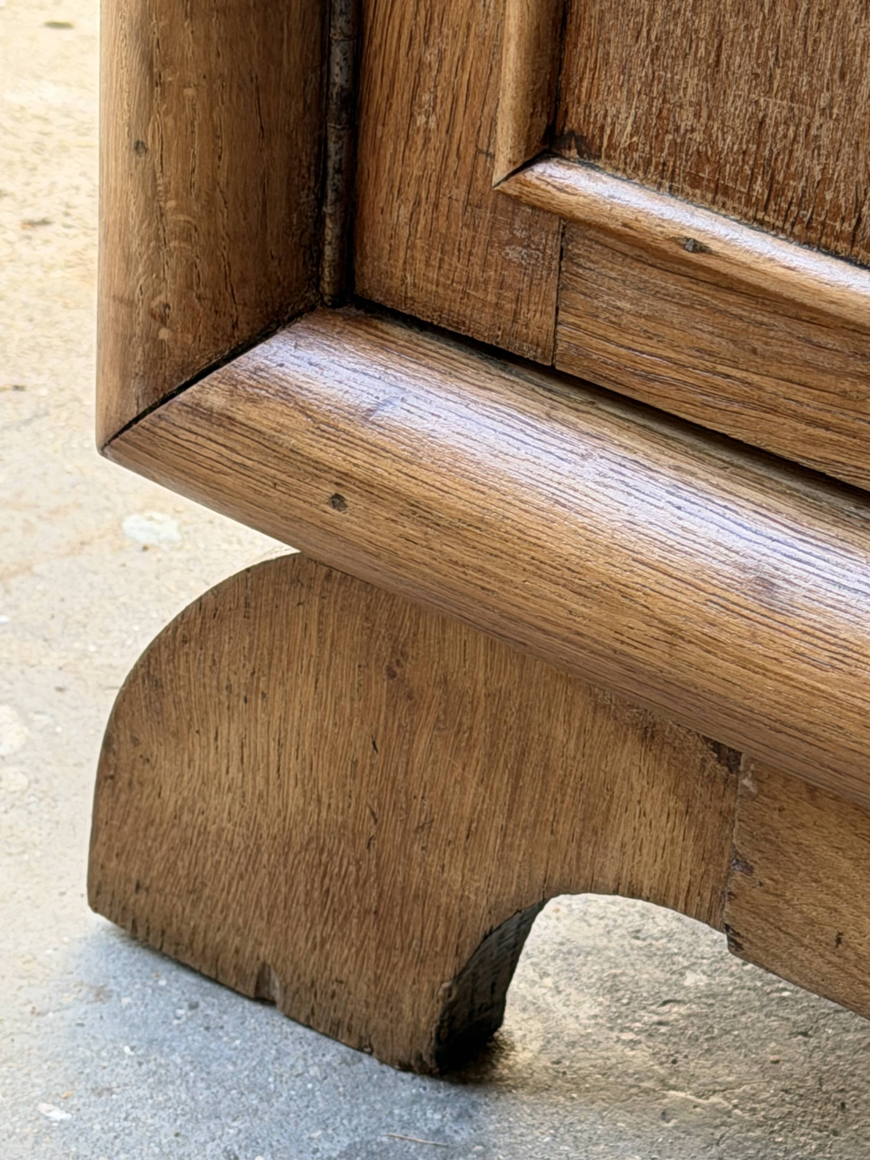 Commode asymétrique art déco chêne brut rénovée