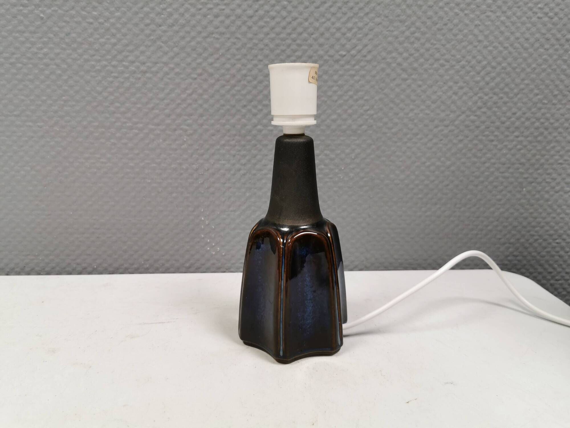 Petite et belle lampe de table en forme d'étoile de la marque danoise Søholm.