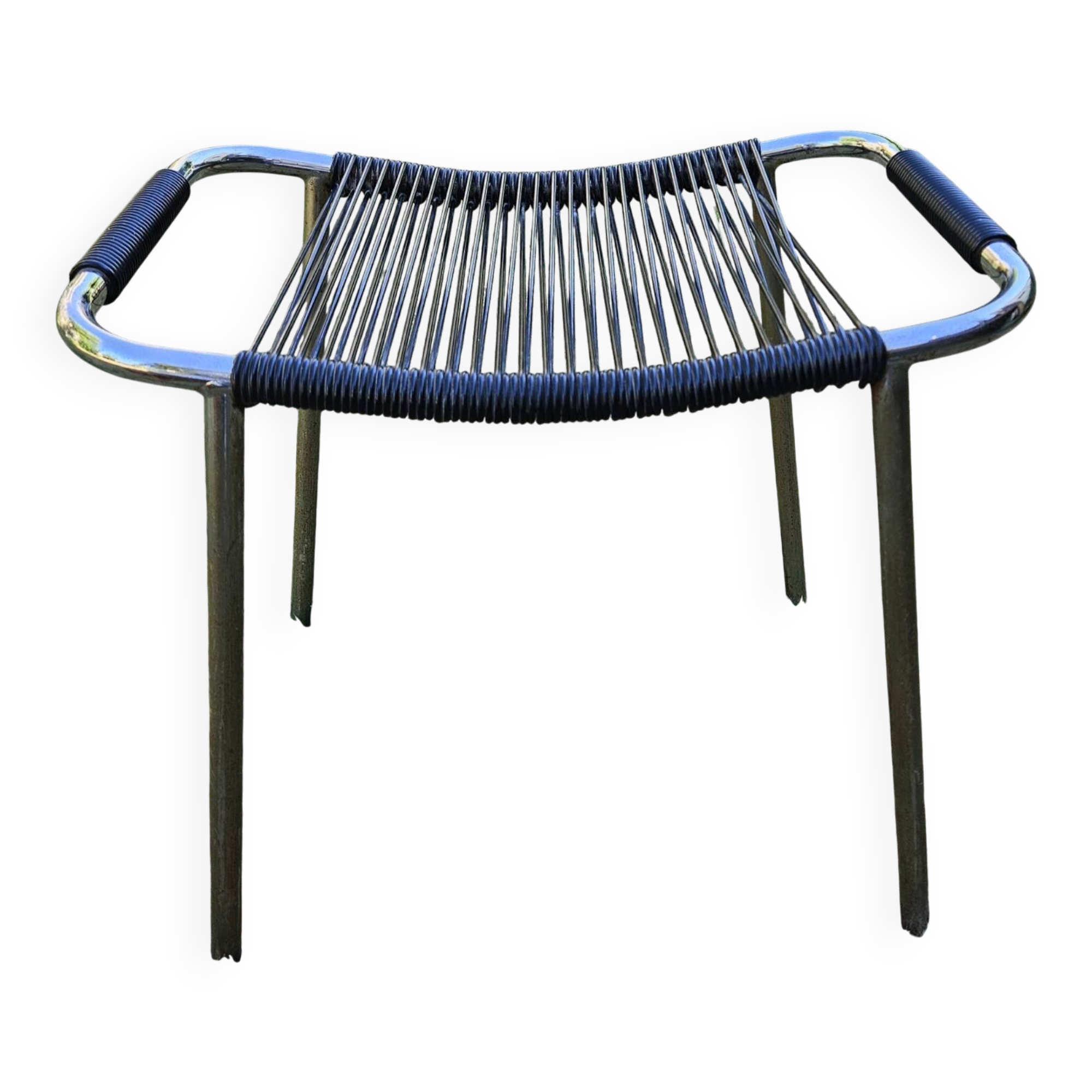 Metal stool in 70s scoubidou wire.