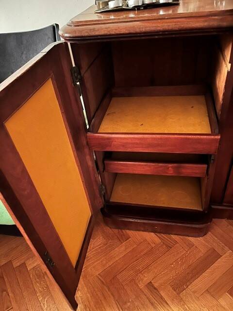 Mahogany enfilade and mahogany veneer in victorian style, in good condition.