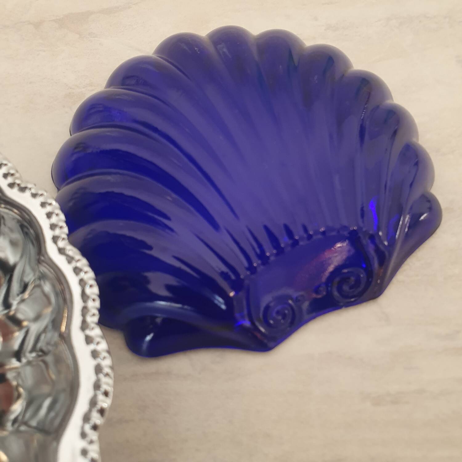 Stainless steel shell-shaped butter dish and its blue bowl