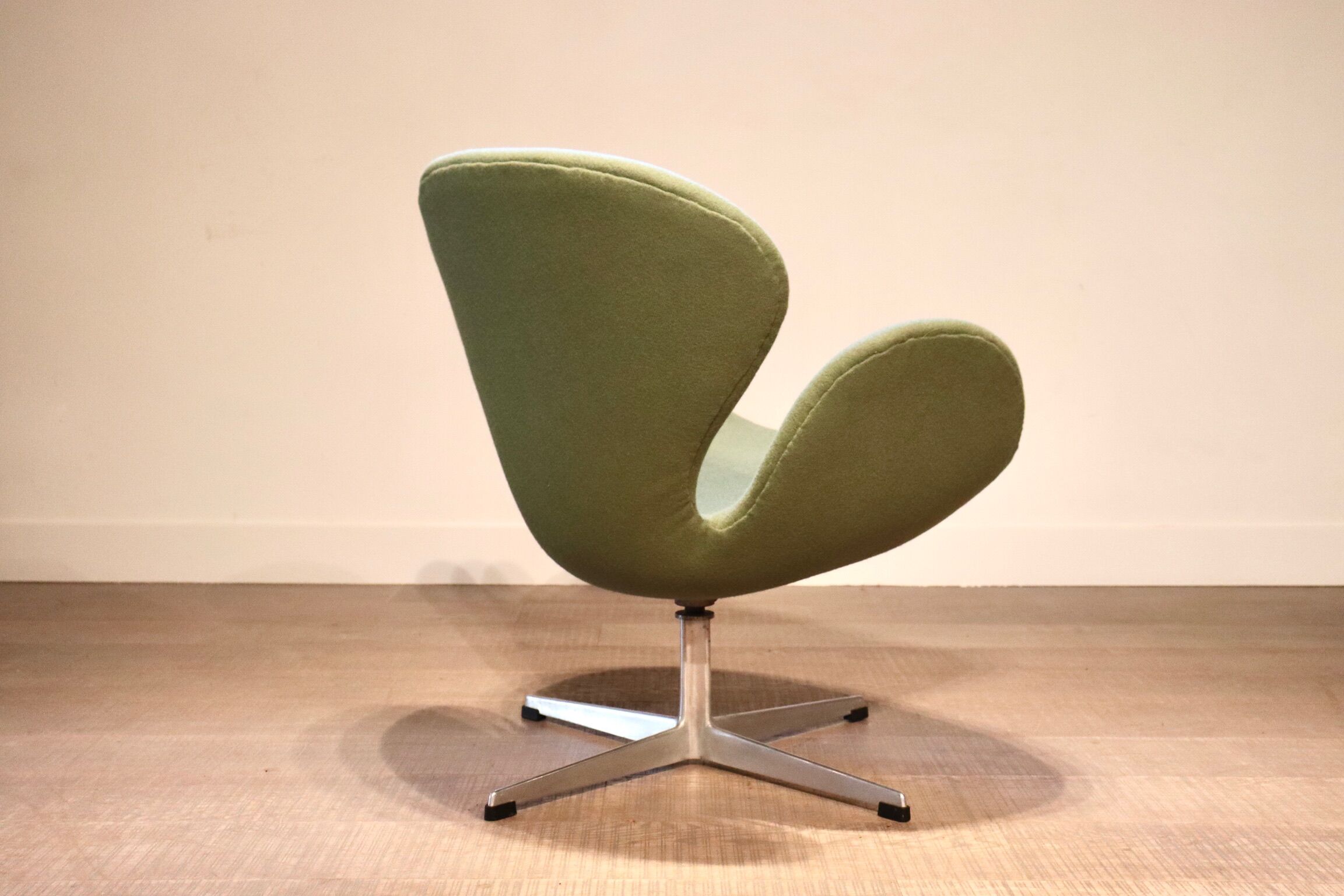 Early model 3320 Swan Chair by Arne Jacobsen for Fritz Hansen, 1950s