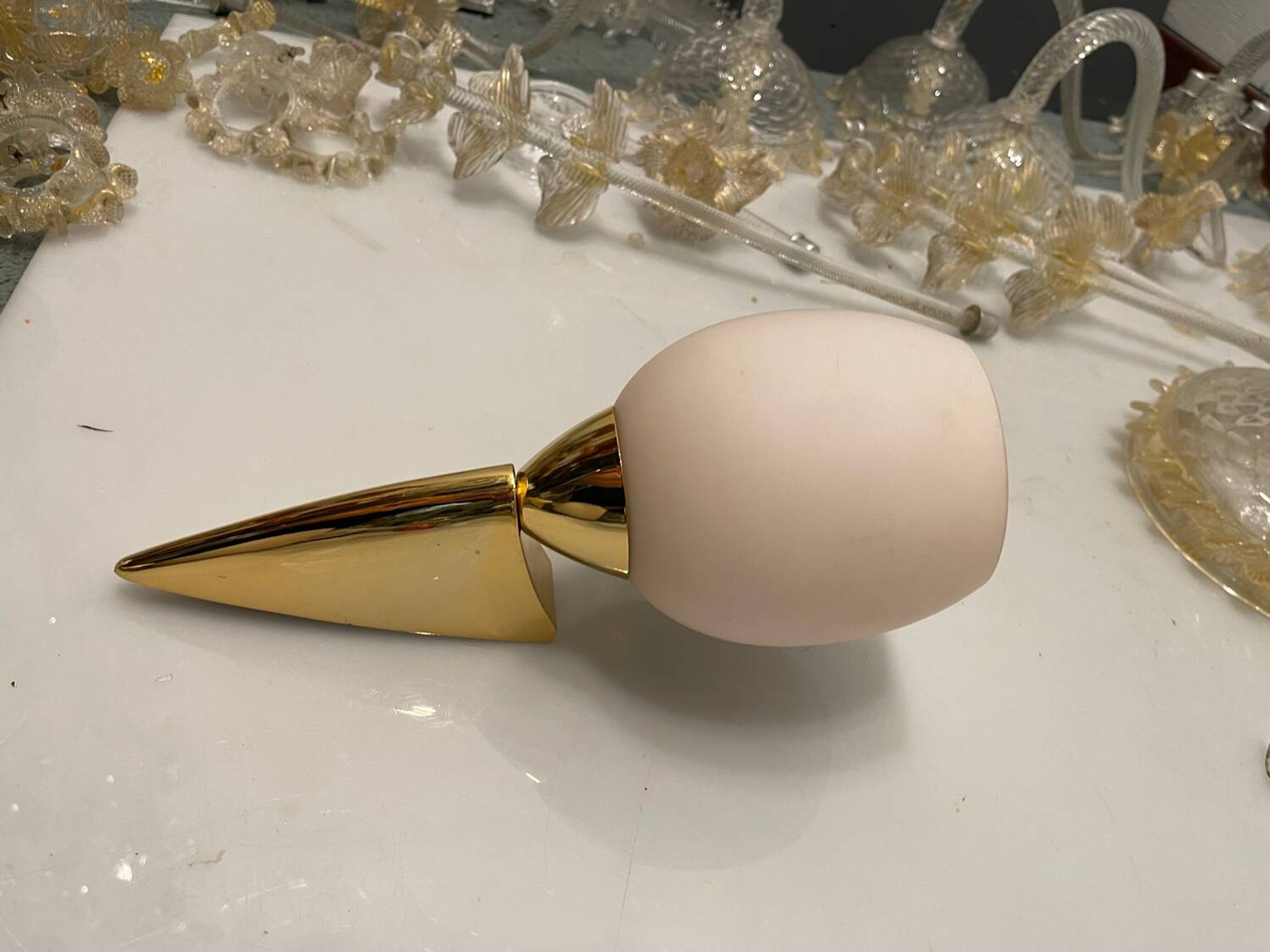 Lot de 2 appliques en verre opalin rose et laiton, années 1960