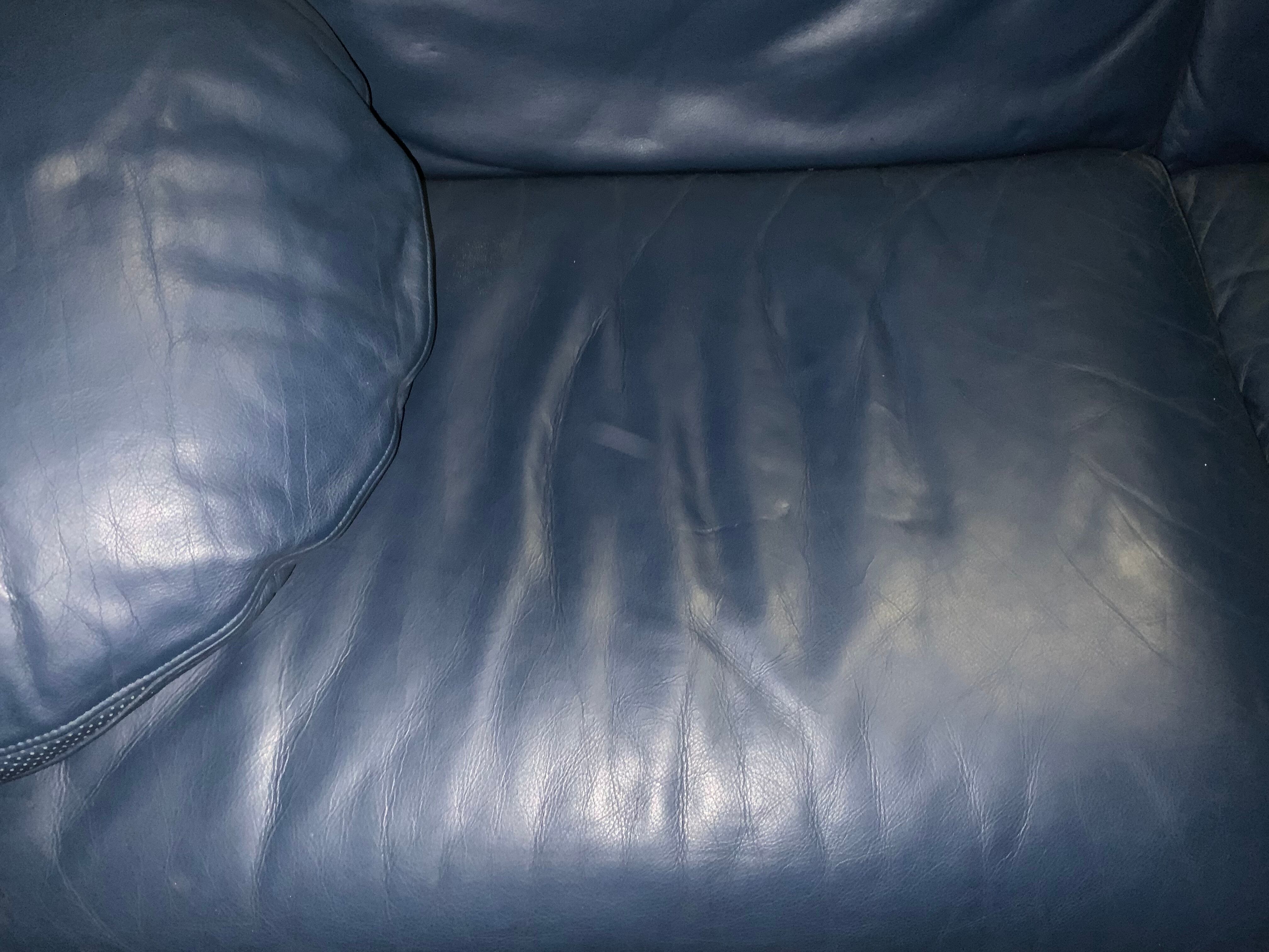 Paolo Piva's Italian leather sofa with rotating round glass shelves, 1980