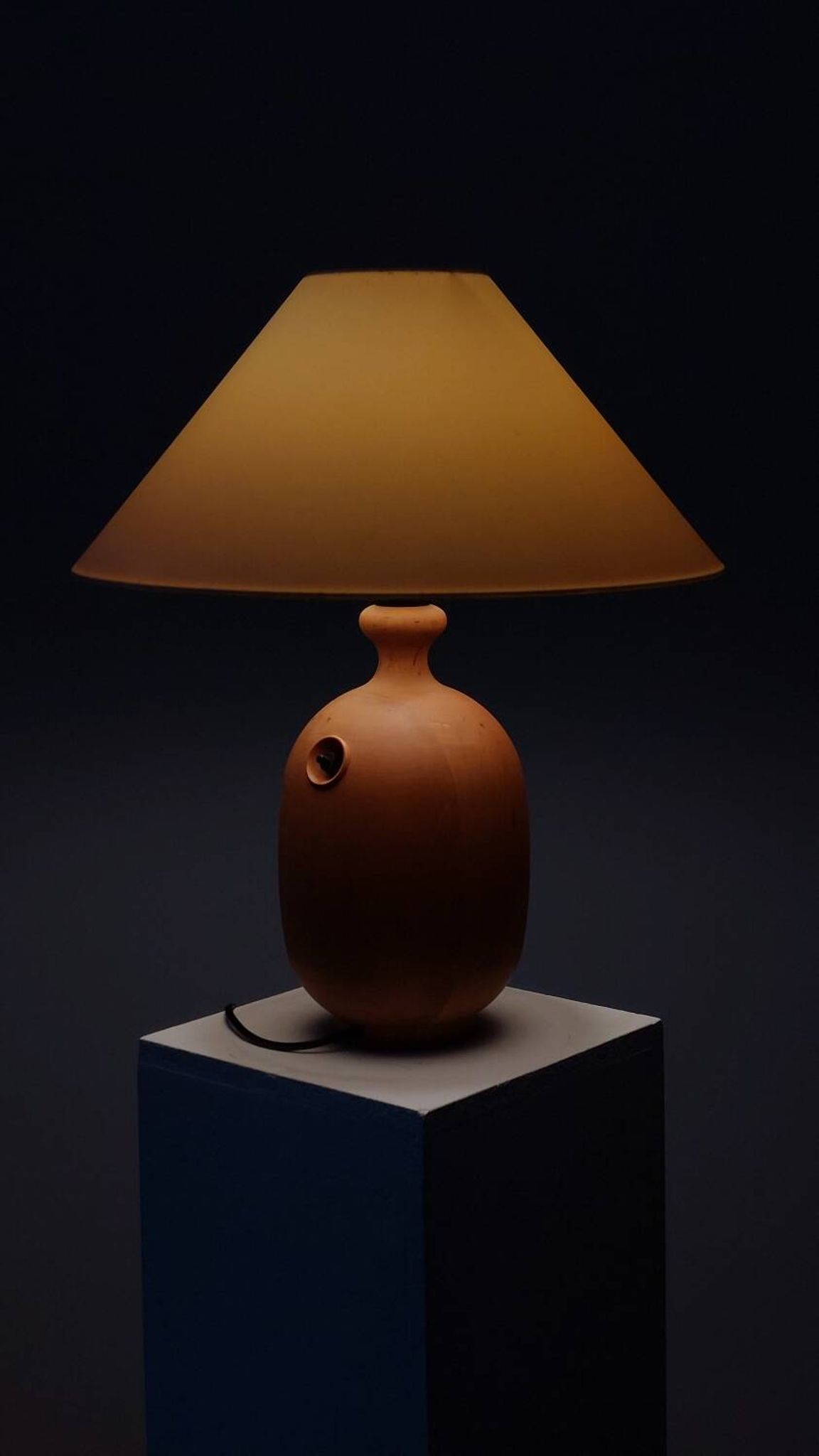 Rare lampe de table vintage en bois par Dyrlund Danemark.