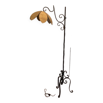 Lampadaire tripode en fer forgé & abat-jour fleur