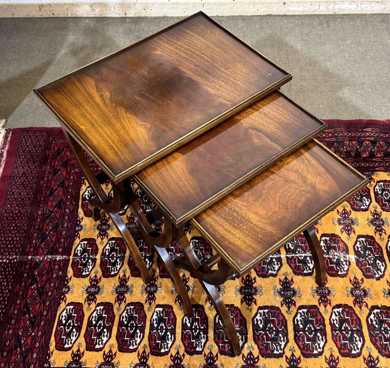 Suite de tables gigognes anglaises en acajou des années 1950