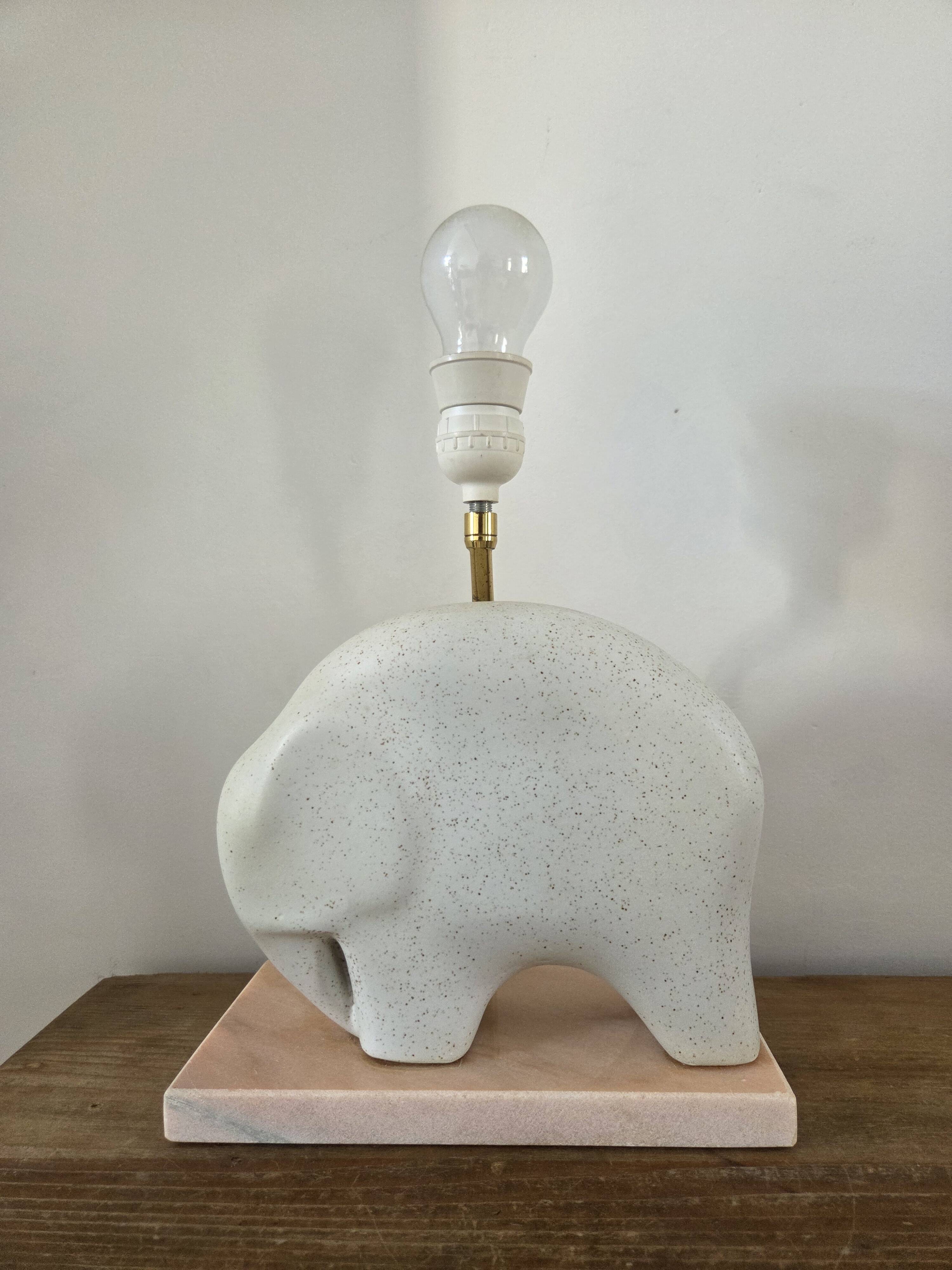 Pied de lampe en céramique formant éléphant