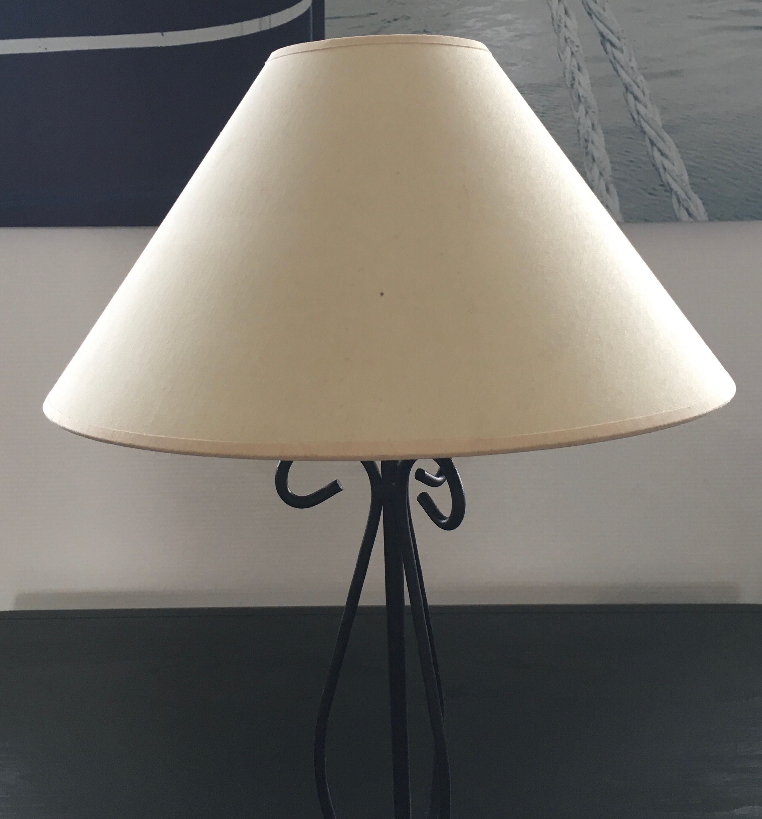 Tripod spiral lamp