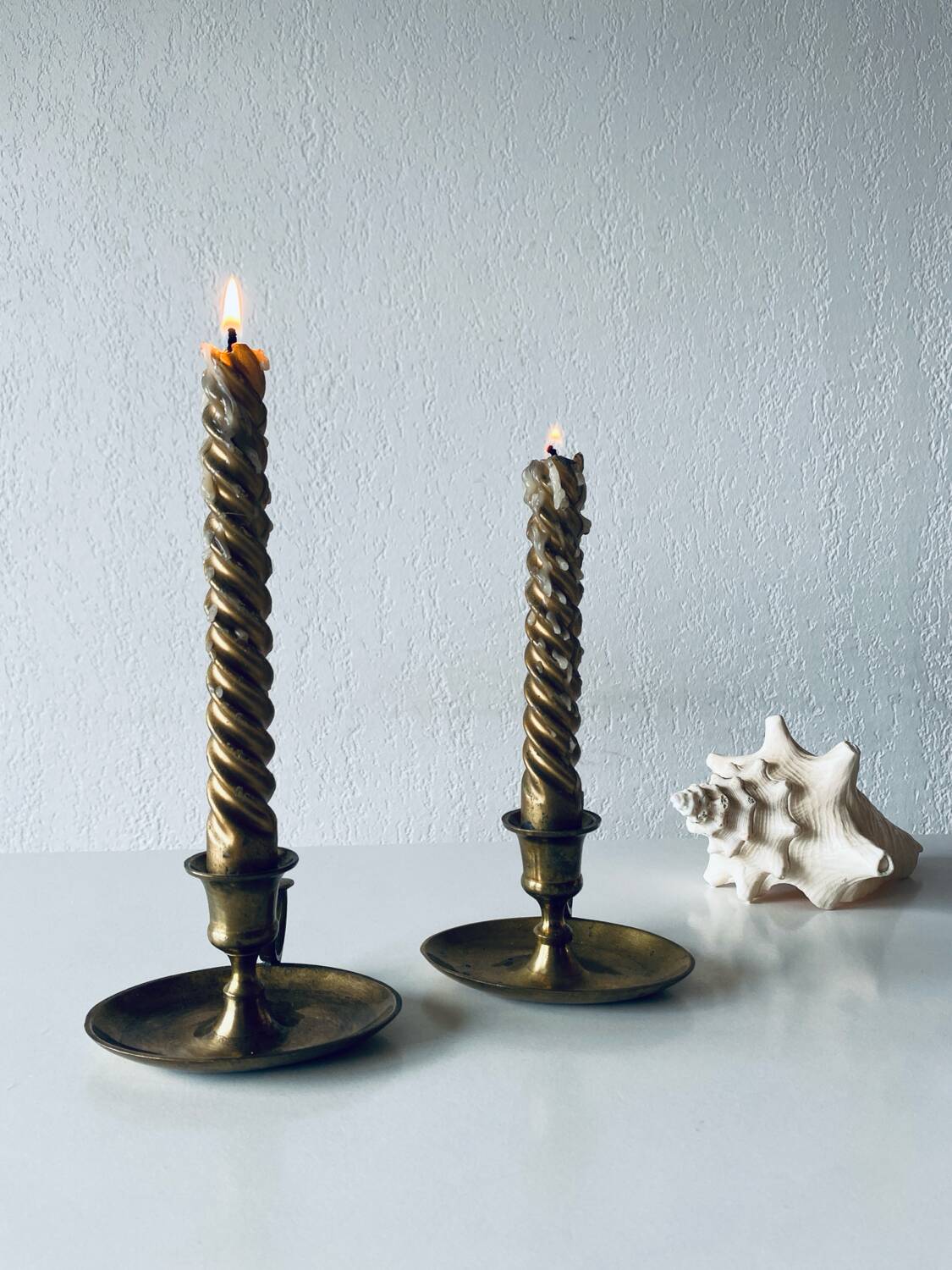 Paire de bougeoirs pouciers en laiton