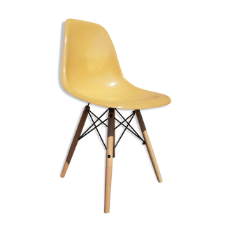 DSW chair by Charles and Ray Eames for Herman Miller