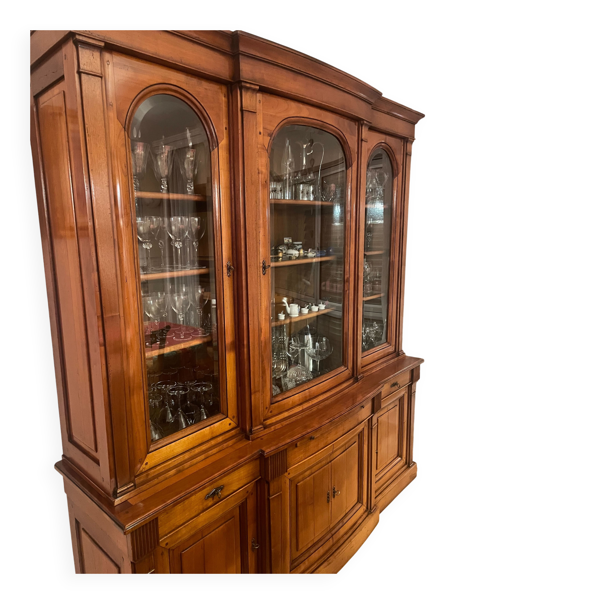 Solid wood dresser – classic style – very good condition