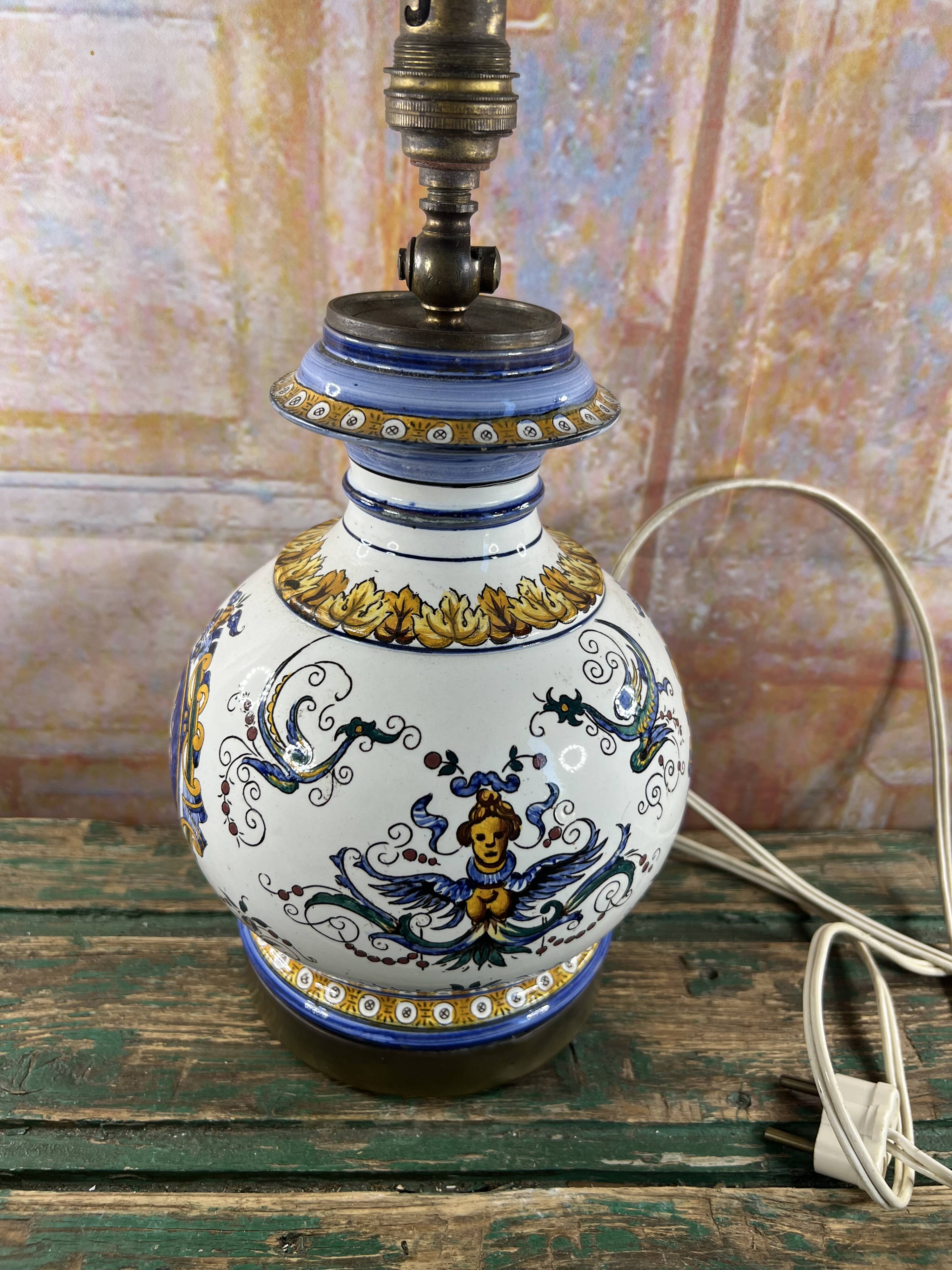 Lampe ancienne en faïence attribuée à Gien – décor Renaissance