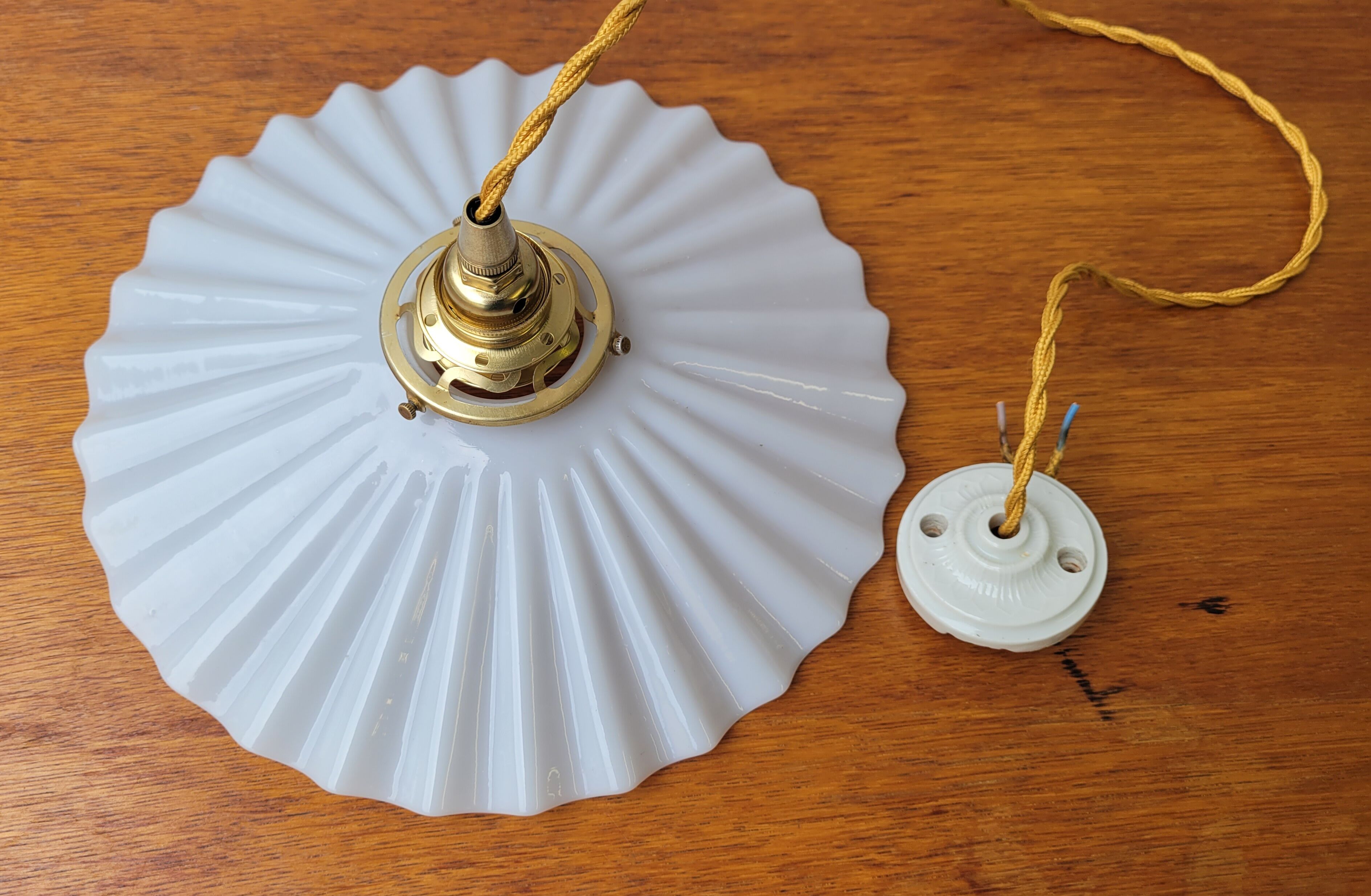 Suspension in white pleated opaline