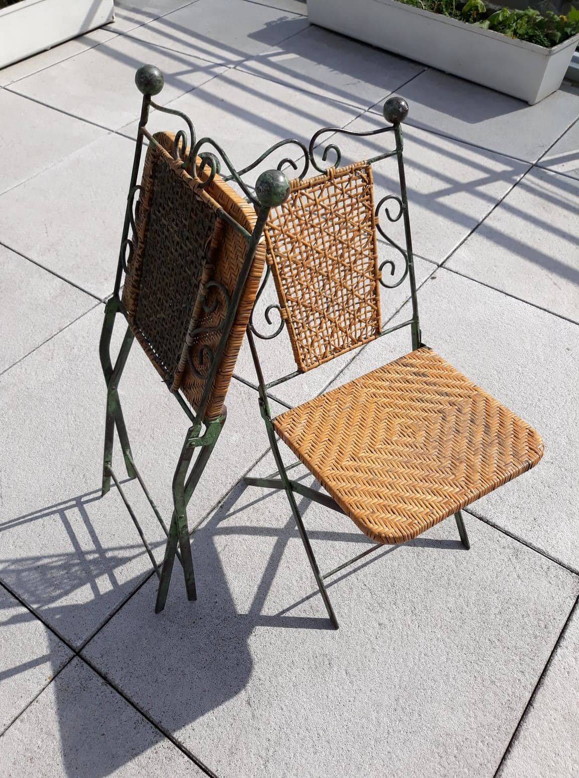 Paire de chaises pliables en fer forgé et rotin.
