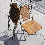 Paire de chaises pliables en fer forgé et rotin.