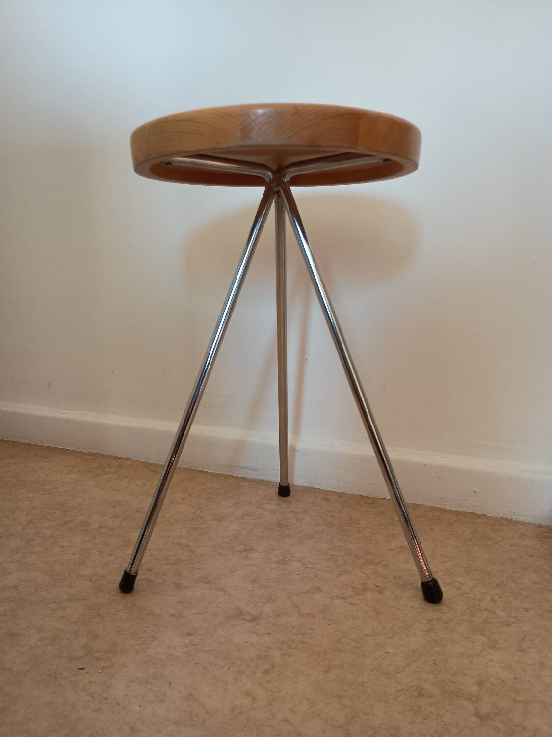 Nuta stool