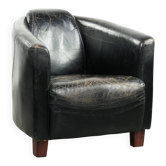 Fauteuil aviateur en cuir de vachette noir vintage robuste avec une riche patine.
