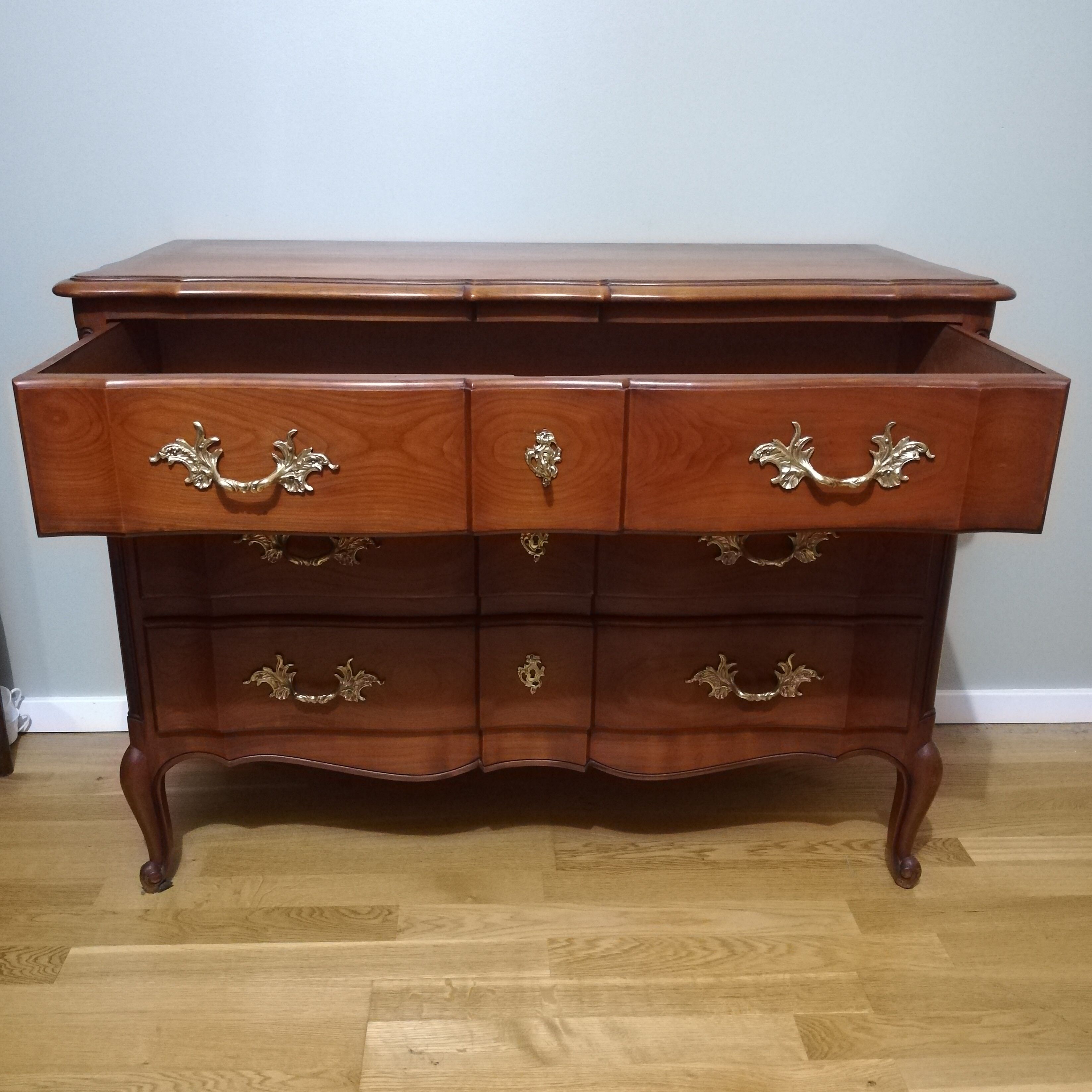 Commode arbalète trois tiroirs en merisier
