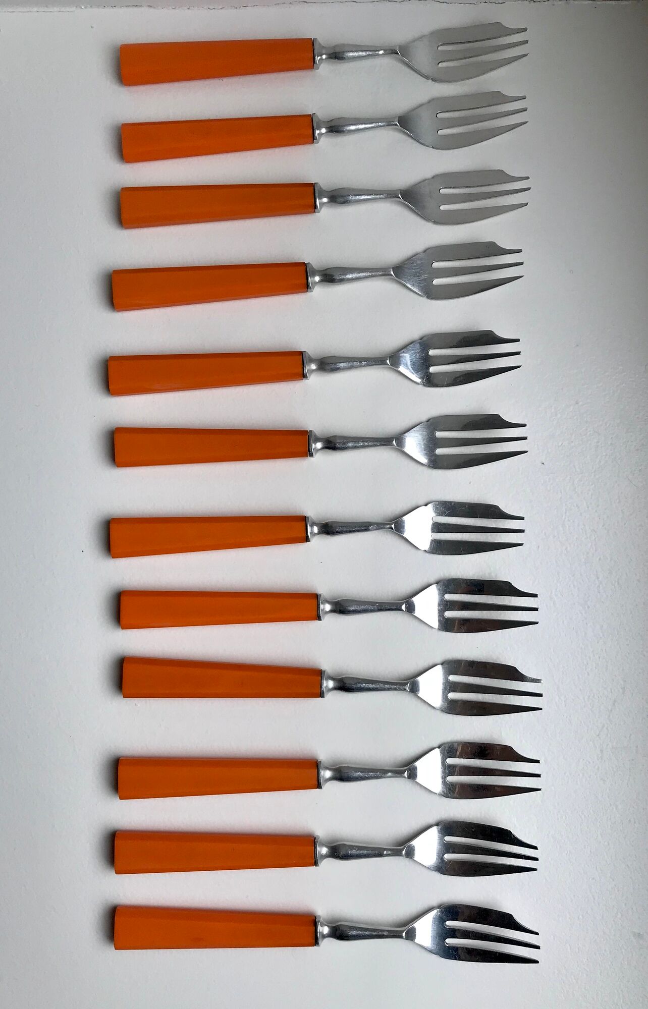Set of 12 orange dessert forks in Bakelite and Tinplate 60s-70s