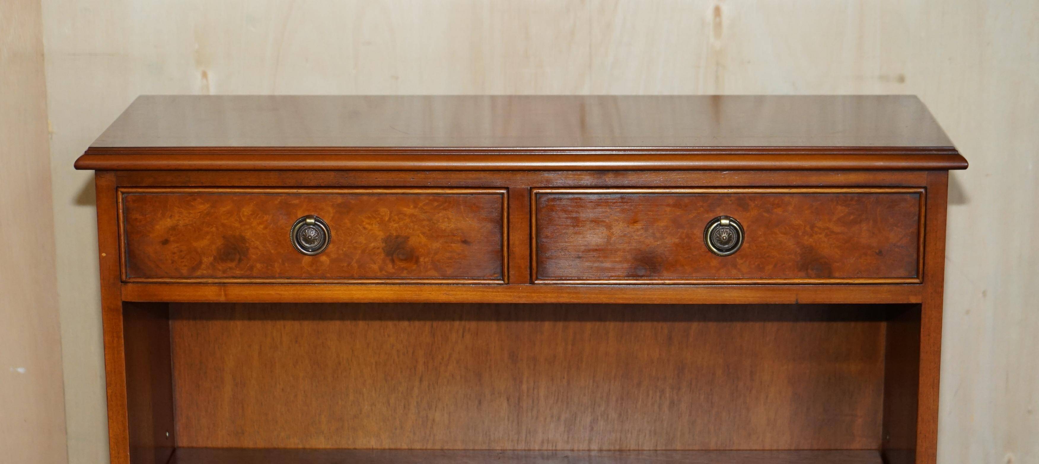 Bibliothèque ouverte naine en noyer par Jan Smith Furniture