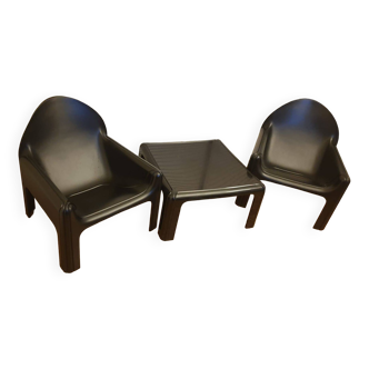 Lot de Gae Aulenti pour Kartell: 2 Fauteuils 4794 + 1 Table 4894