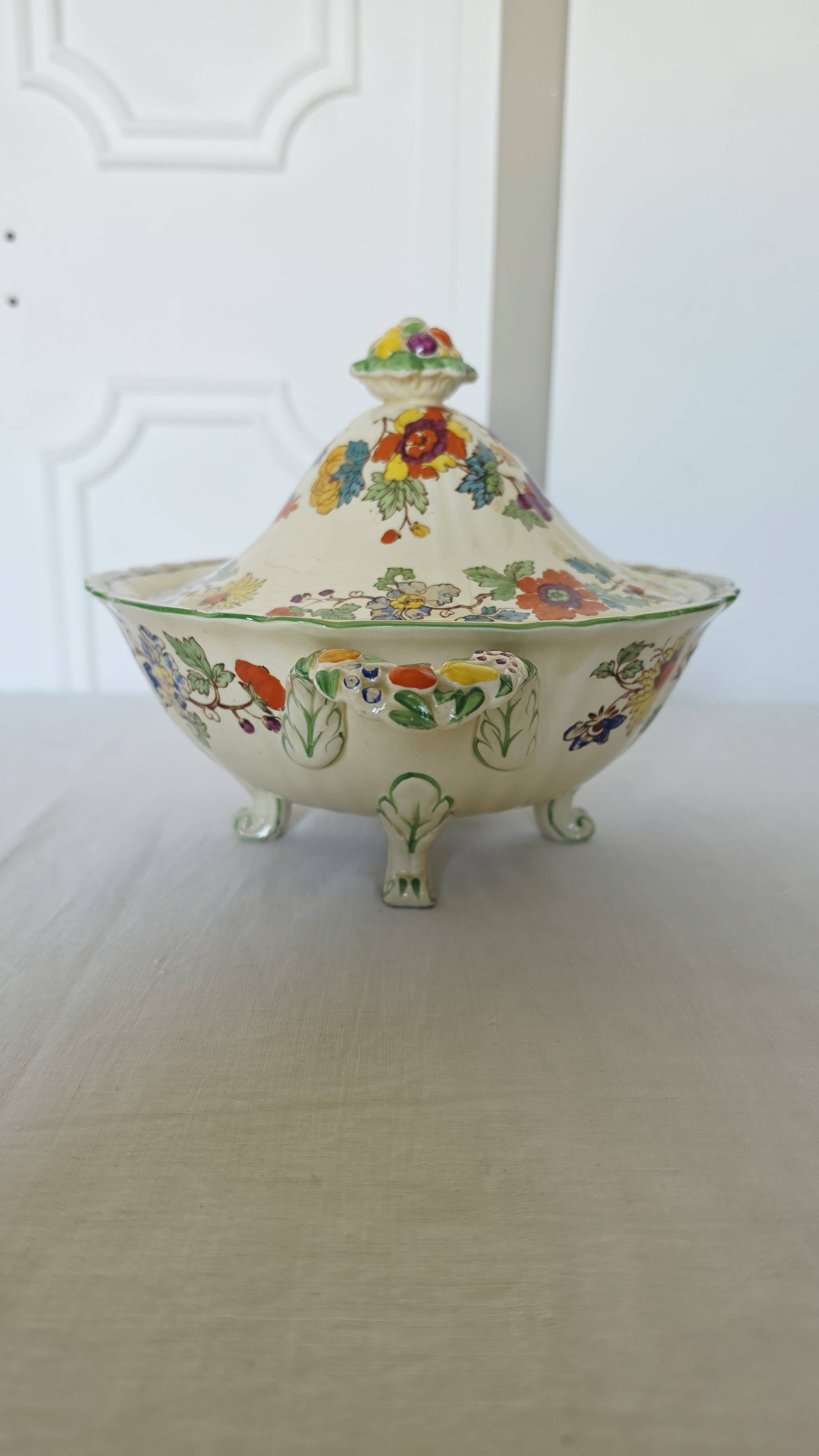 Antique soup tureen on feet from the prestigious English manufacturer Mason's,