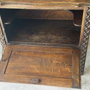 Petit meuble de rangement en chêne sculpté – circa 1930