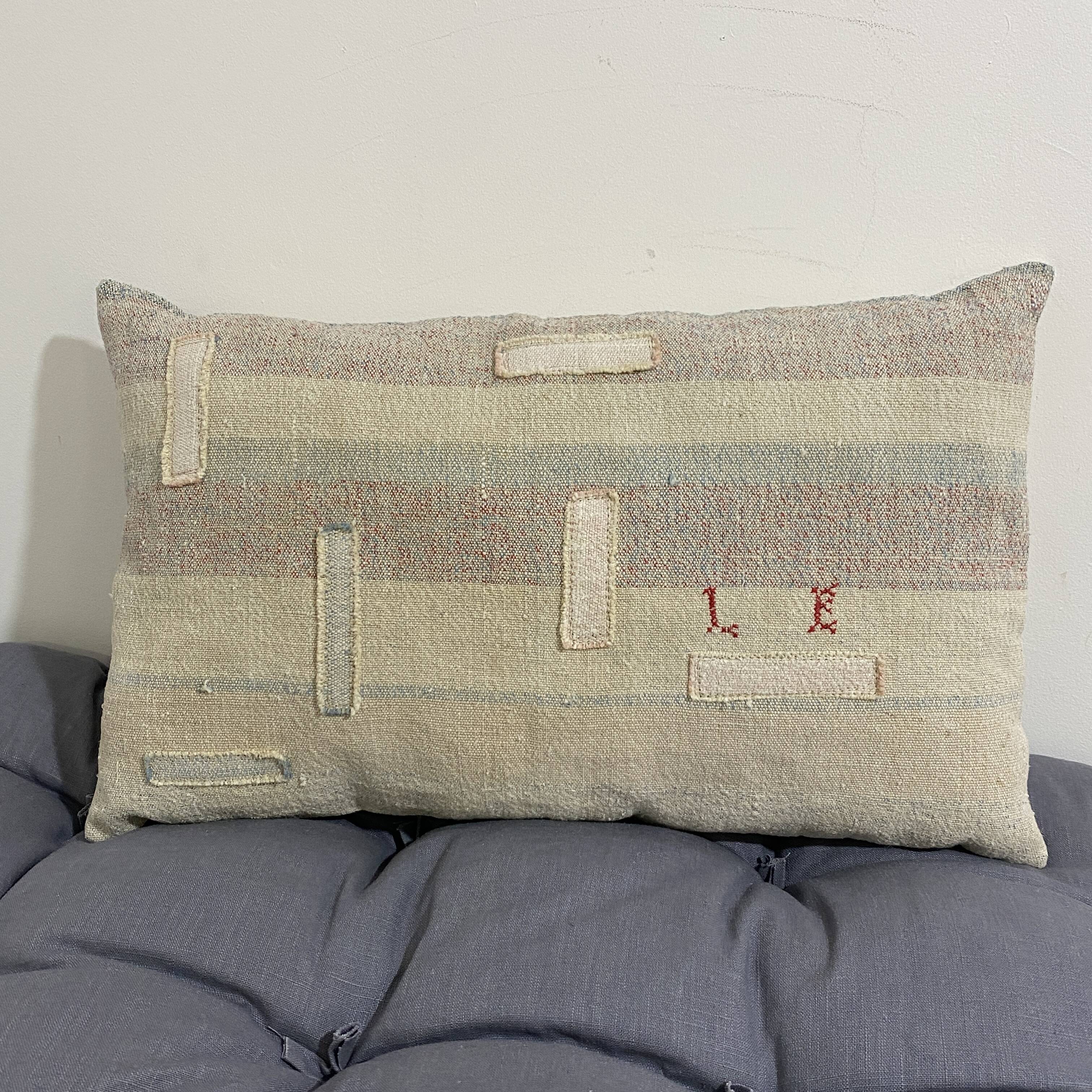 Coussin artisanal en toile ancienne style Kilim