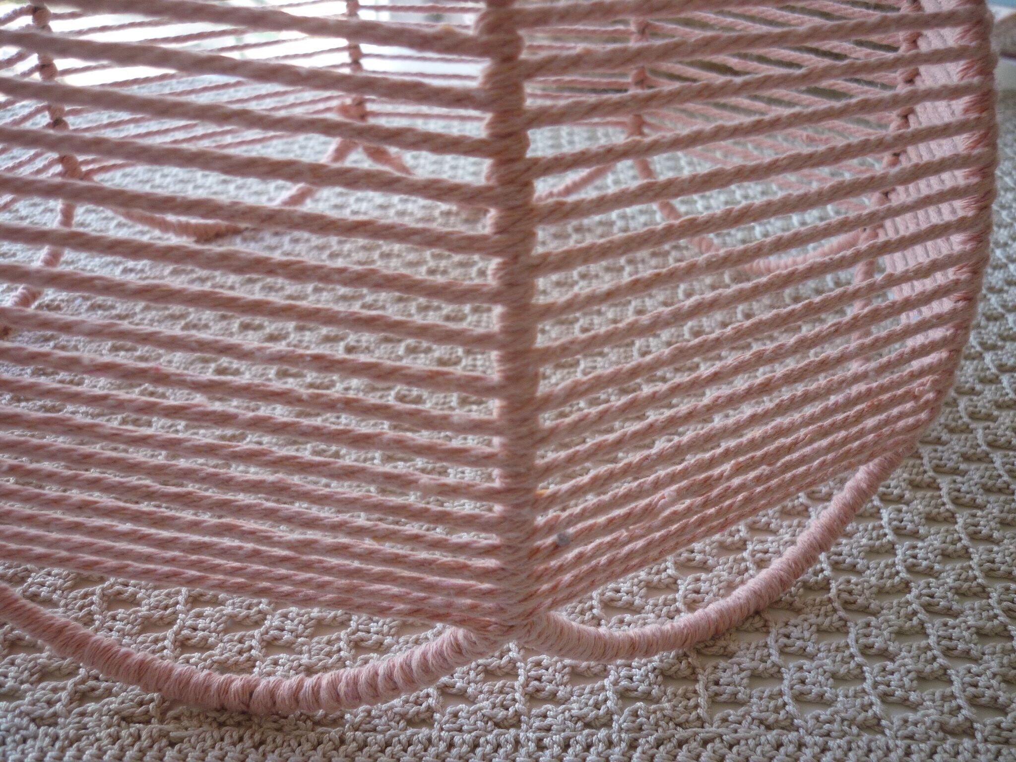 Abat-jour tressé en coton rosé