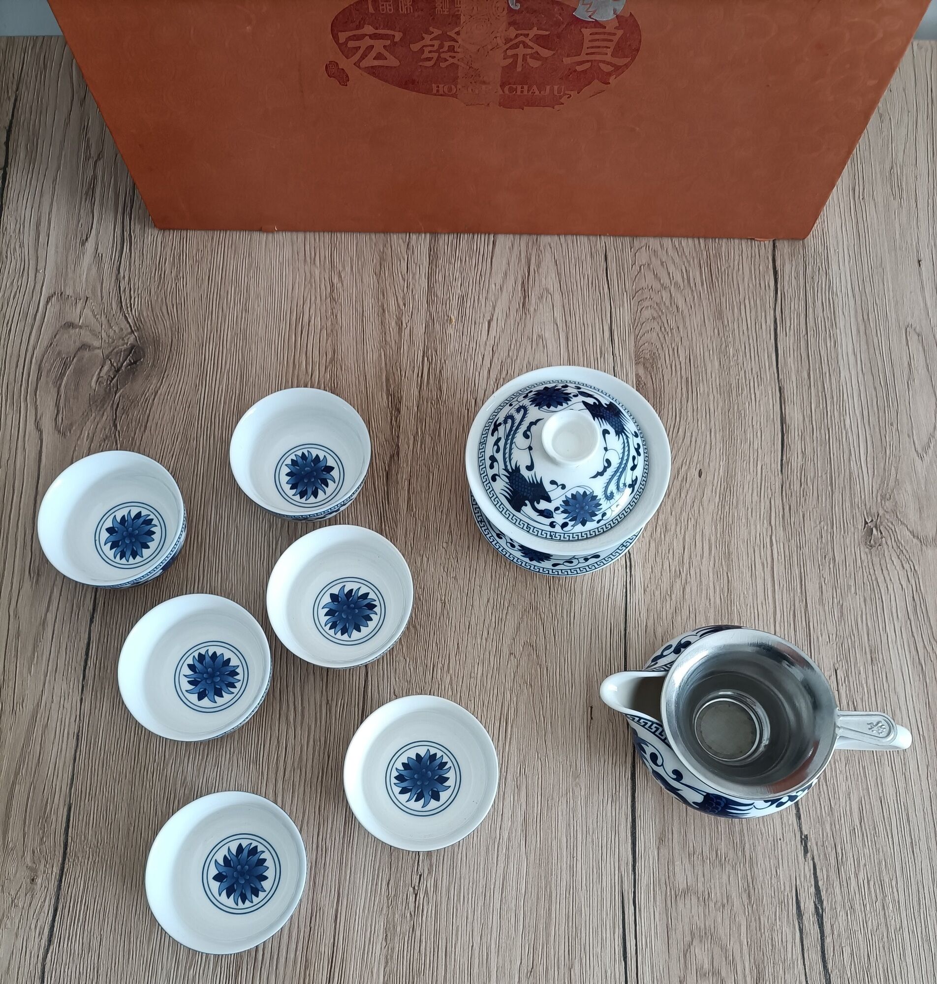Gaiwan traditional chinese tea set in blue and white porcelain