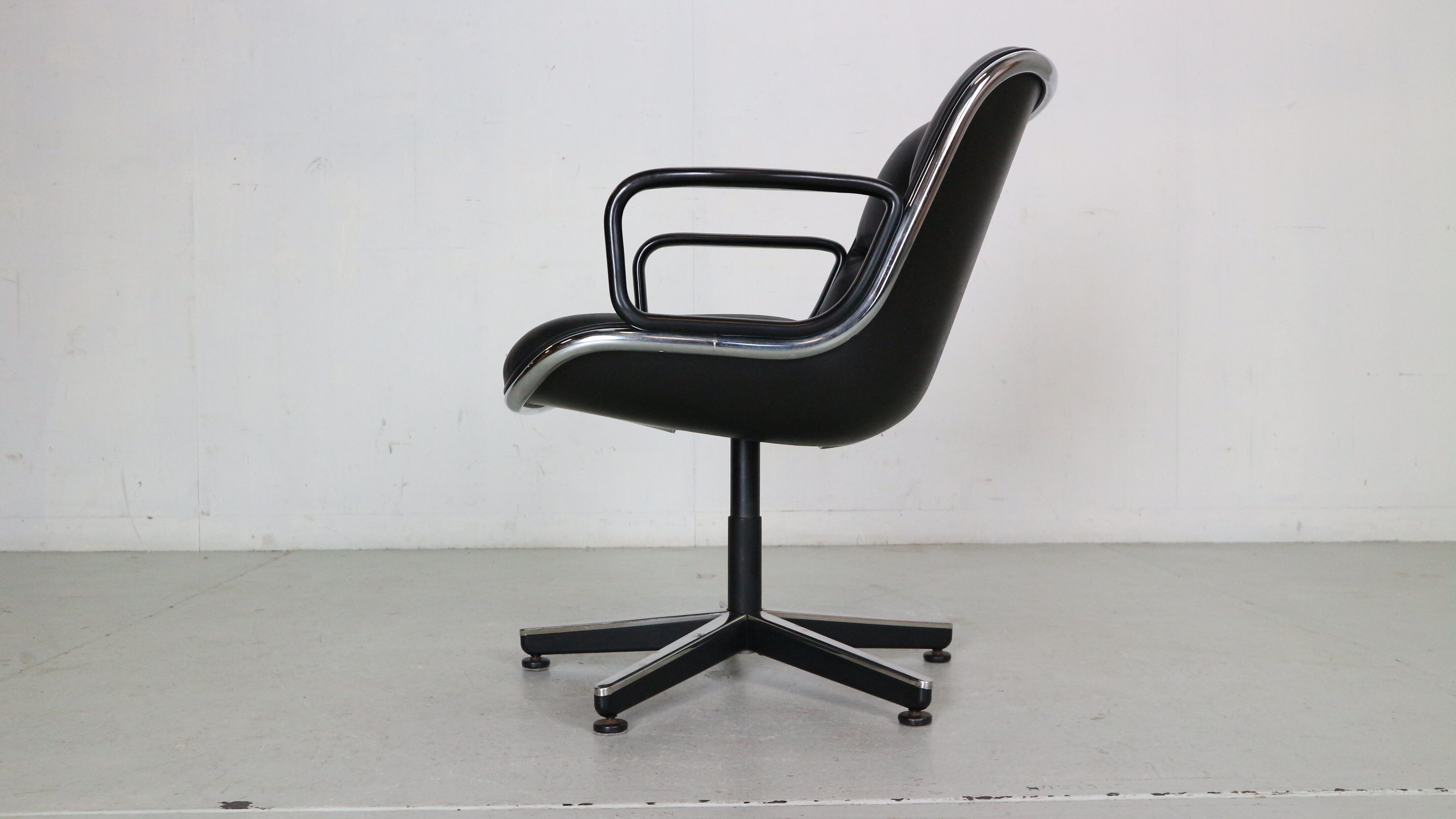 Chaise de bureau pivotante en cuir de Charles Pollock pour Knoll, années 1980