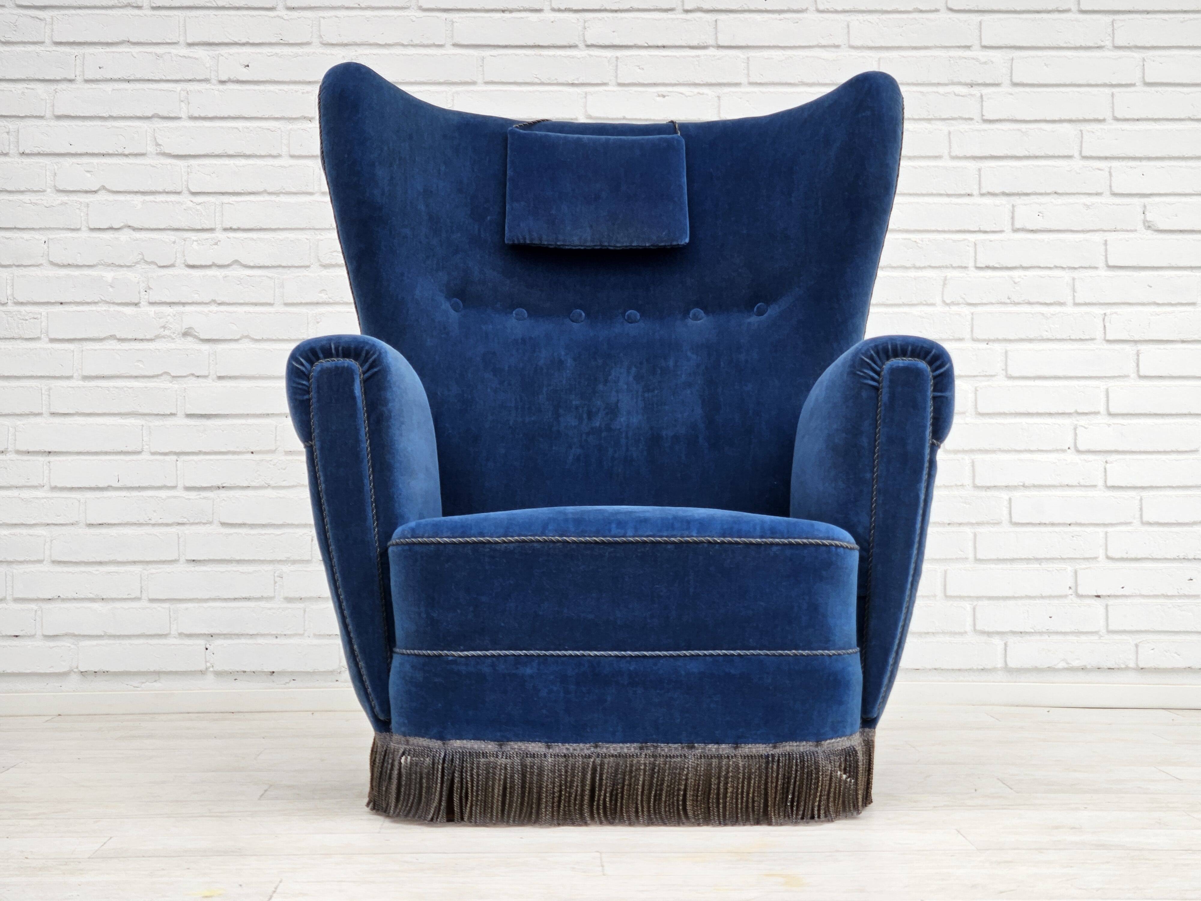 Années 1960, fauteuil relax danois à dossier haut, état d'origine, meuble en velours bleu.