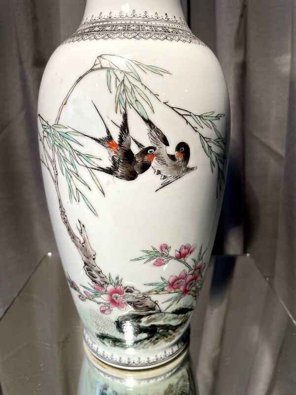 Paire de vases balustre a decor oiseaux en porcelaine chinoise