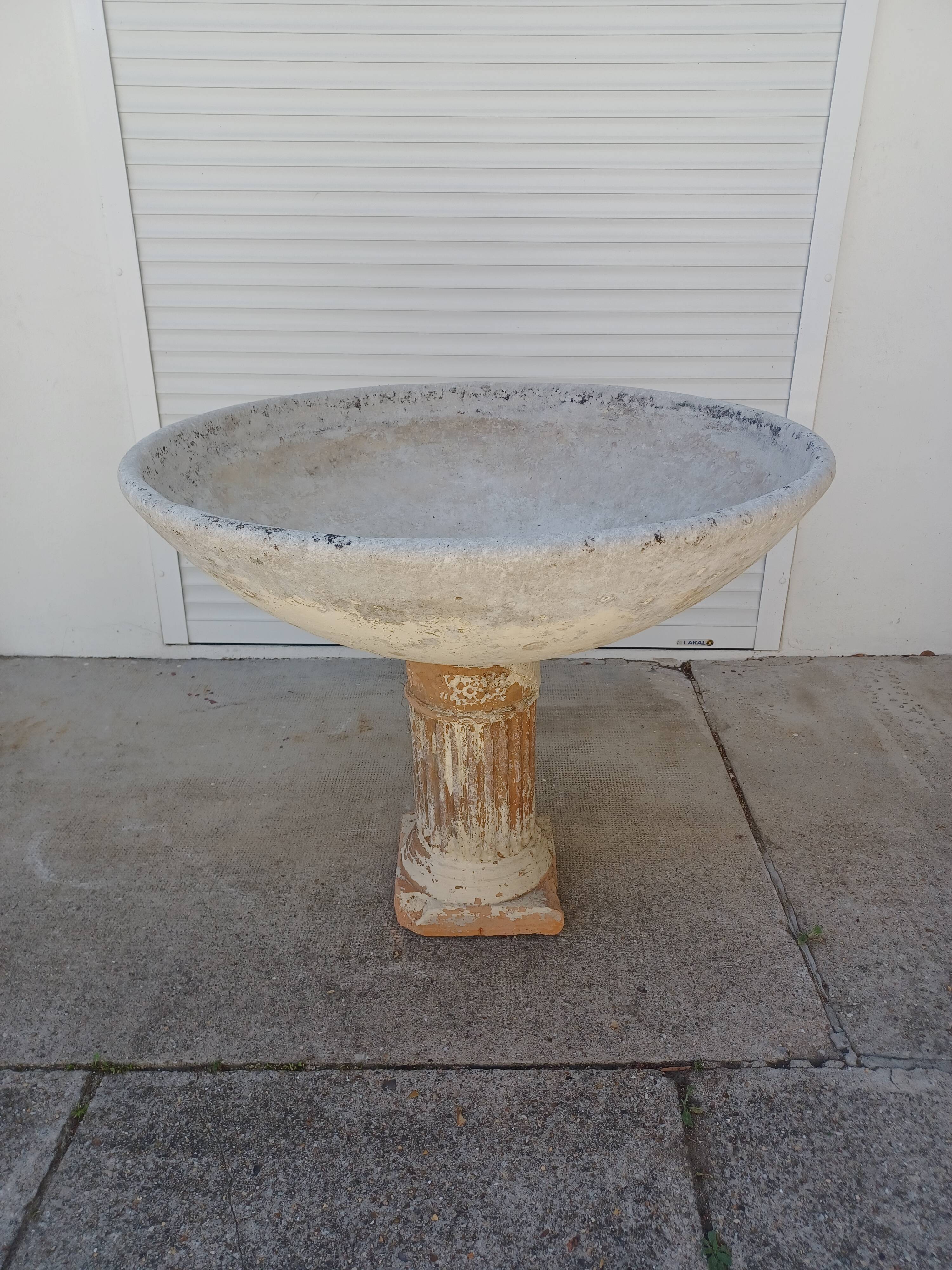 Column-shaped planter